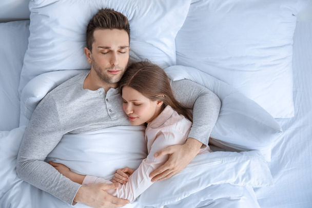 jeune couple dormant au lit - Photo, image