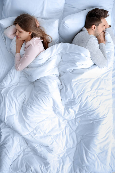 pareja joven durmiendo en la cama - Foto, Imagen