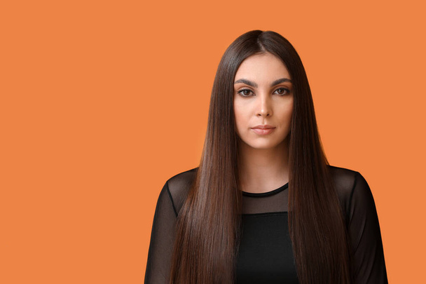 Young woman with beautiful straight hair on color background - Фото, зображення