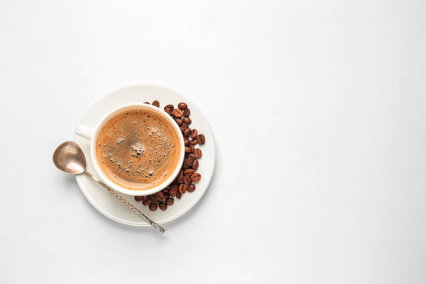 чашка горячего кофе на белом фоне, вид сверху
 - Фото, изображение