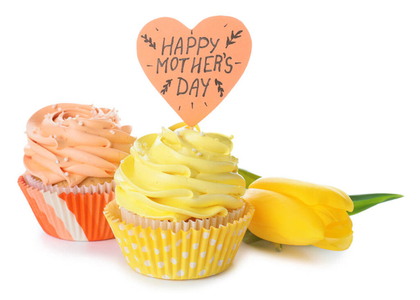 Sabrosos cupcakes para el Día de la Madre sobre fondo blanco
 - Foto, Imagen