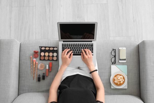 Makijażystka z laptopem i kosmetykami w domu - Zdjęcie, obraz