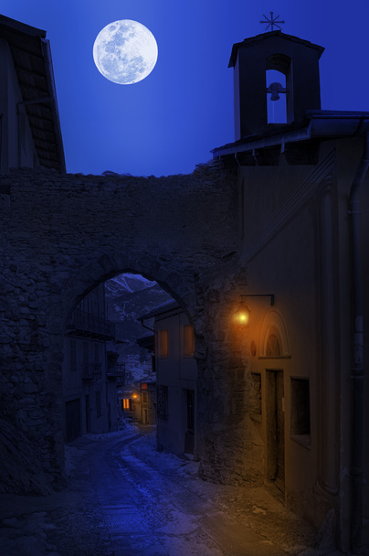 Vista nocturna de la calle estrecha en la ciudad pequeña
. - Foto, Imagen