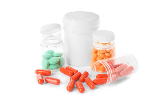 Butelki z różnymi tabletkami na białym tle - Zdjęcie, obraz