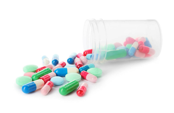 Frasco con diferentes píldoras sobre fondo blanco
 - Foto, imagen