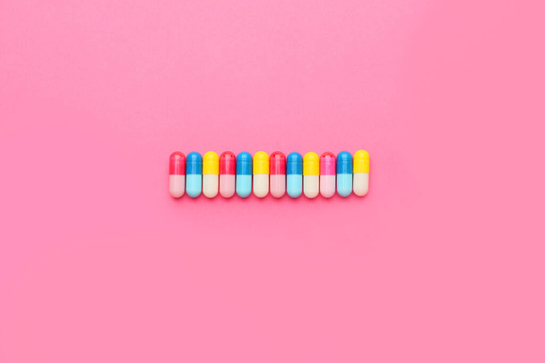 Различные таблетки на цветном фоне - Фото, изображение