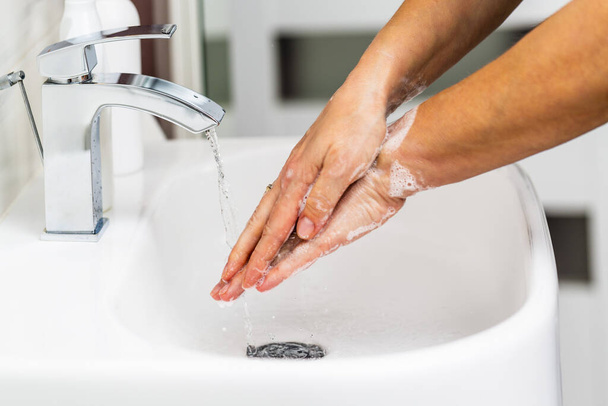 Washing hands using medical instructions to protect against viruses step by step. Coronavirus prevention. - Valokuva, kuva