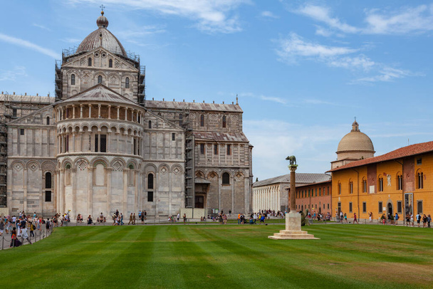 PISA, ITALY - AUGUST 31, 2017:  Tourists walk near Pisa Cathedral - 写真・画像