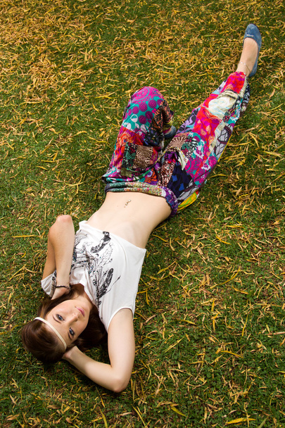 Jovem mulher vestida em estilo hippy boêmio
 - Foto, Imagem