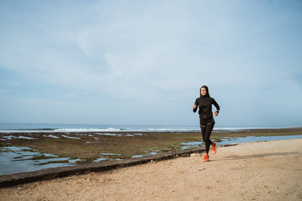 sport woman with head scarf running - Fotografie, Obrázek