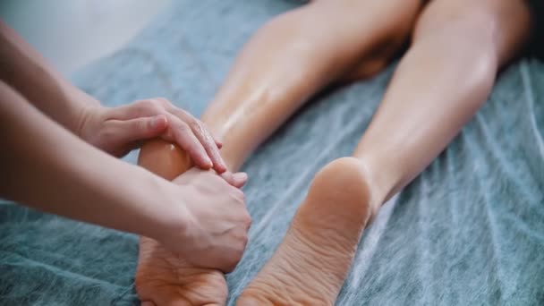 Massaggio - maestro del massaggio massaggiando gambe e piedi delle donne con olio
 - Filmati, video