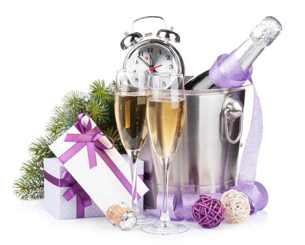 Noel şampanya kovası ve hediye kutusunda çalar saat ile - Fotoğraf, Görsel