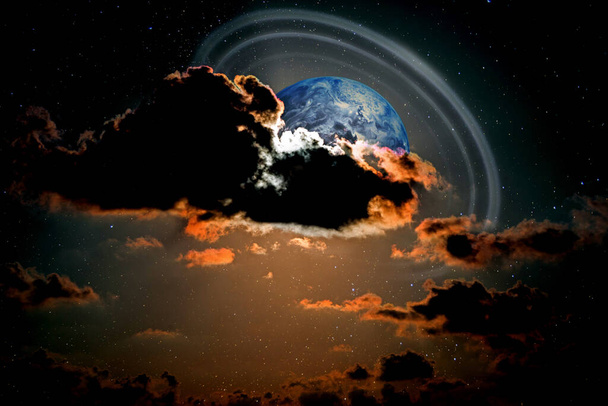 Paisaje alienígena de nubes del amanecer. Elementos de esta imagen proporcionados por la NASA
. - Foto, imagen