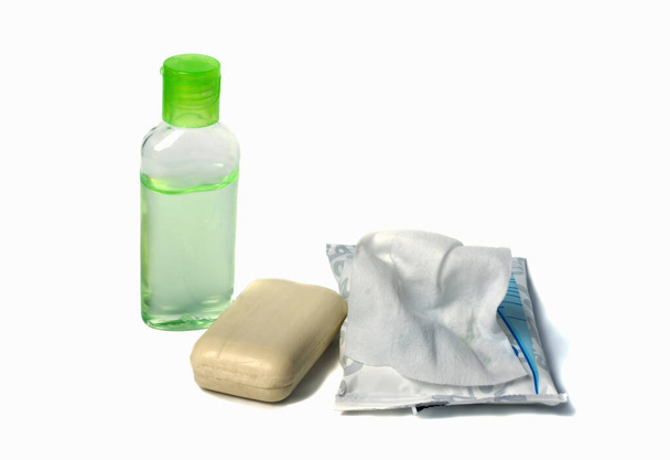 toalhetes antibacterianos de prevenção de coronavírus com sabão e gel higienizante para proteger contra o vírus
 . - Foto, Imagem