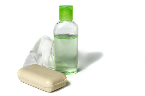 koronaviruksen ehkäisy antibakteeriset pyyhkeet saippualla ja käsin puhdistava geeli suojaamaan virusta valkoisella taustalla
. - Valokuva, kuva