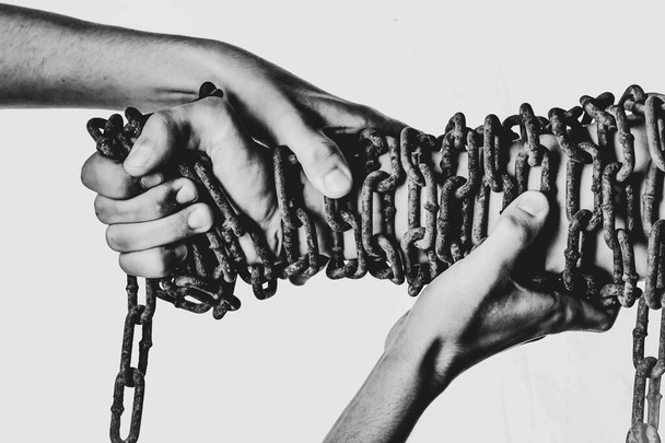 manos humanas en cadenas de hierro
 - Foto, Imagen