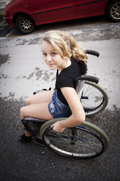 παιδί σε αναπηρική καρέκλα - Φωτογραφία, εικόνα