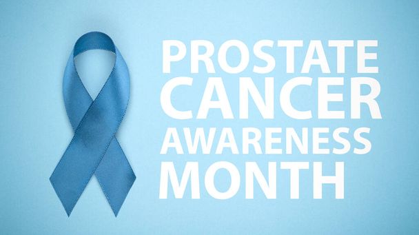 Měsíc povědomí o rakovině prostaty. Modrá stuha na pozadí. Modrá stuha symbol světového měsíce rakoviny prostaty a koncept zdravotní péče. - Fotografie, Obrázek