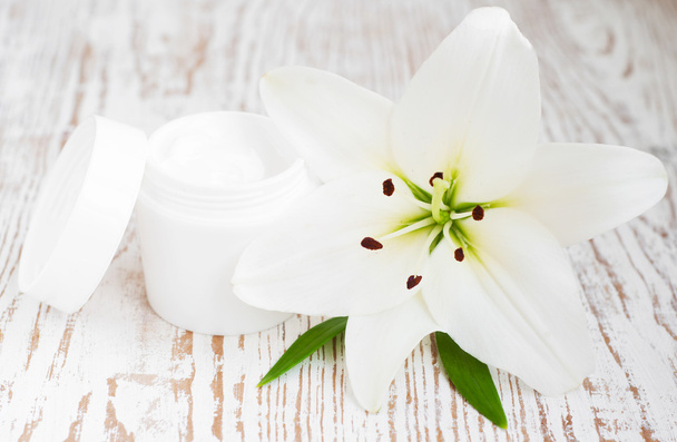 Face cream with lily flowers - Fotoğraf, Görsel