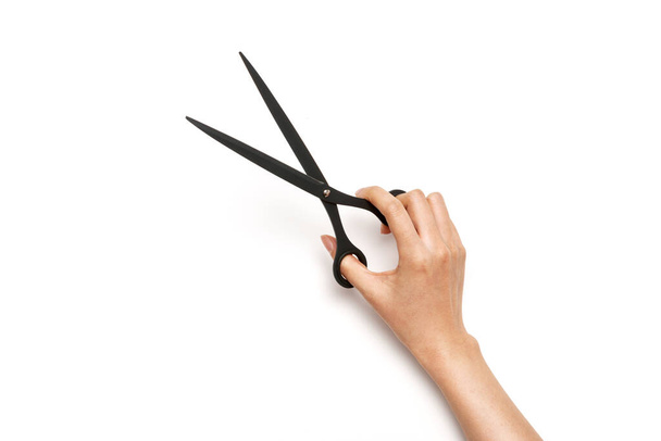 Donna mano tenere una forbice con carta isolata su bianco
. - Foto, immagini