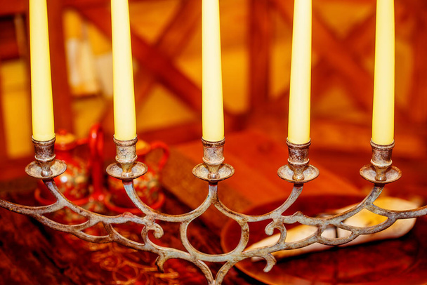 Держатель ретро-свечей, декоративное украшение в винтажном стиле на красочном фоне
 - Фото, изображение