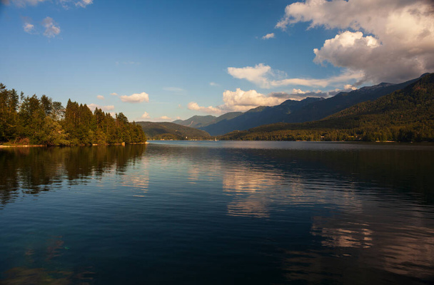 Näkymä luonnonkauniille Bohinj järvelle, Slovenian suurin pysyvä järvi, joka sijaitsee Julian Alppien Bohinj-laaksossa
 - Valokuva, kuva