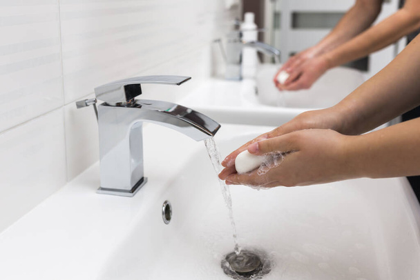 コロナウイルス予防のための石鹸で手を洗う,コロナウイルスの拡散を停止する衛生. - 写真・画像