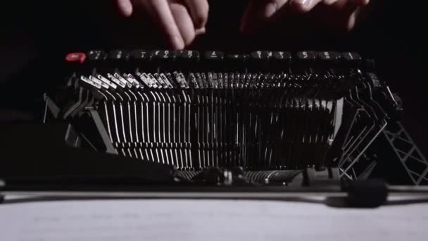 guionista en una máquina de escribir escribe un guion
  - Imágenes, Vídeo