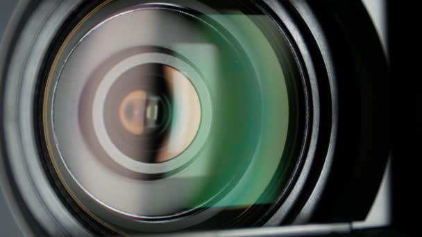 obiektyw kamery wideo pokazujący zoom - Materiał filmowy, wideo