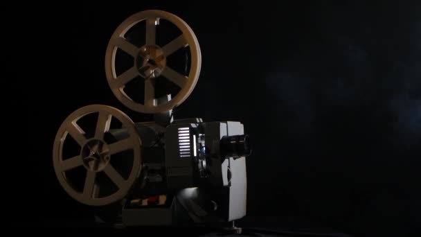 werkend projector zijaanzicht studio - Video