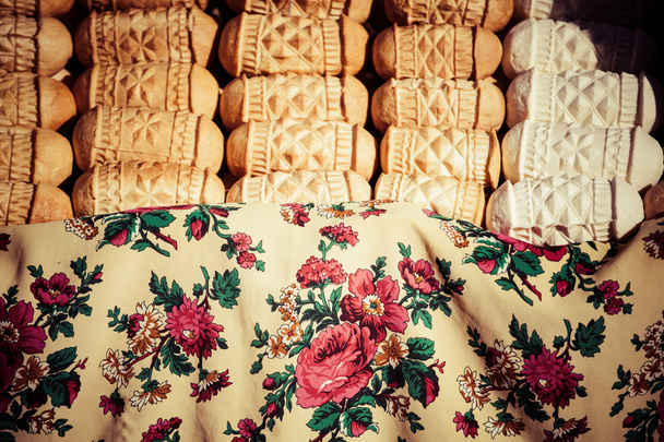 Традиционный польский копченый сыр осципек на открытом рынке в Закопане
 - Фото, изображение