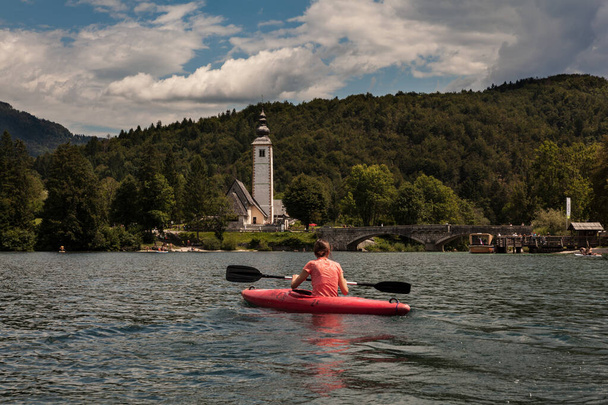 Fille kayak dans le lac pittoresque Bohinj, Slovénie
 - Photo, image