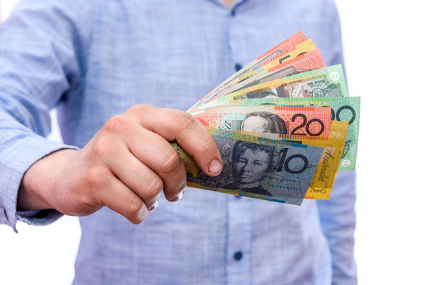 Mains masculines montrant les billets en dollars australiens de près
 - Photo, image