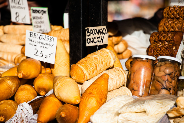 παραδοσιακά πολωνικά καπνιστό τυρί oscypek στην εξωτερική αγορά σε Ζακοπάνε - Φωτογραφία, εικόνα