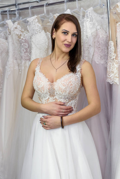 Portrait of young beautiful bride in wedding dress - Foto, afbeelding