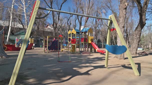 Lege speeltuin voor kinderen in de kathedraal plein park in het centrum van Chisinau, Moldavië tijdens de noodtoestand als gevolg van covid-19 virus bedreiging - Video