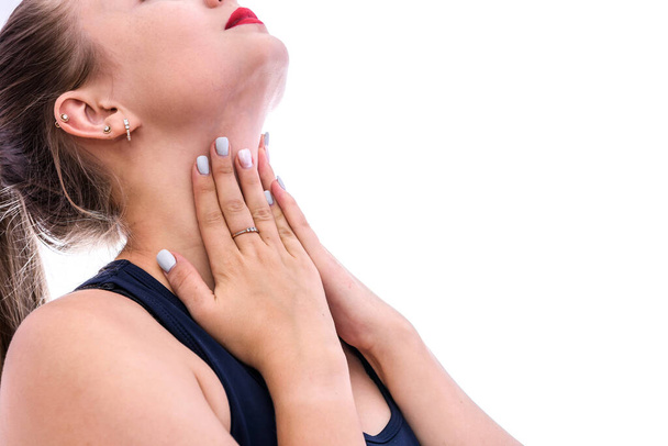 Женщина дотрагивается до горла изолированной на белом
 - Фото, изображение