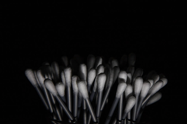 медицинские хлопковые палочки на черном фоне
 - Фото, изображение