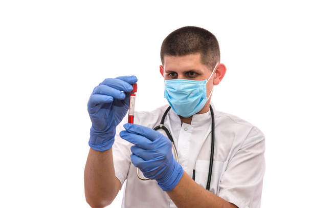 Доктор оглядає кров'яну трубку ізольовано на білому тлі
 - Фото, зображення