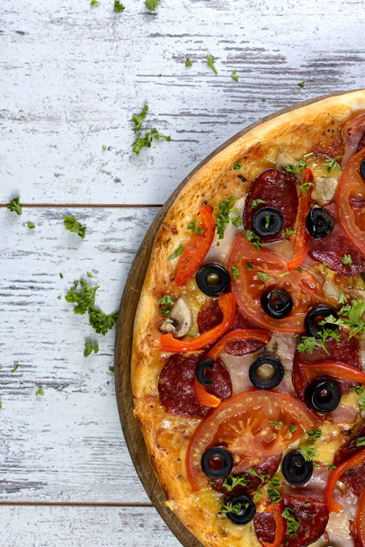 Fotografía plana de la sabrosa pizza italiana sobre fondo de madera rústico gris. Copiar banner de espacio
. - Foto, Imagen