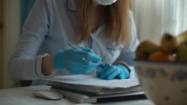 Mujer con guantes protectores escribiendo
 - Metraje, vídeo