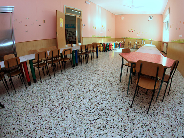 в трапезі дитячої школи з багатьма стільцями
 - Фото, зображення