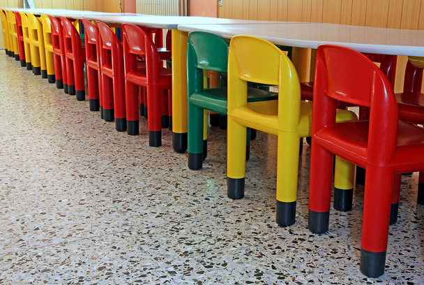 Kreş yemekhane renkli plastik sandalyeler hattı - Fotoğraf, Görsel