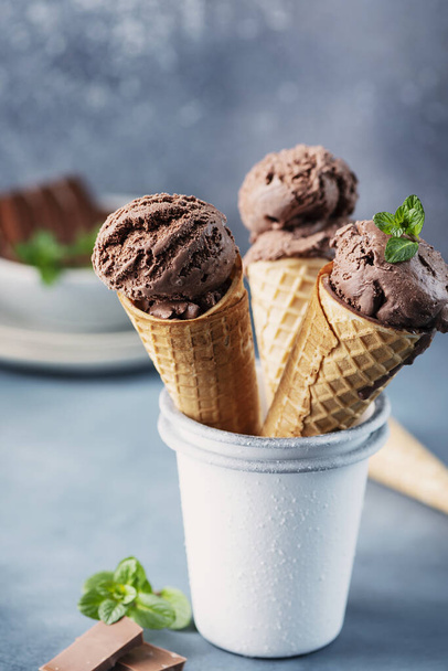Pyszne włoskie gelato z czekoladą, selektywny obraz ostrości - Zdjęcie, obraz
