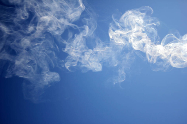 fumaça para o céu azul
 - Foto, Imagem