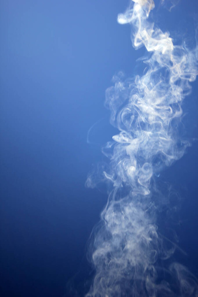 dym w kierunku błękitnego nieba - Zdjęcie, obraz