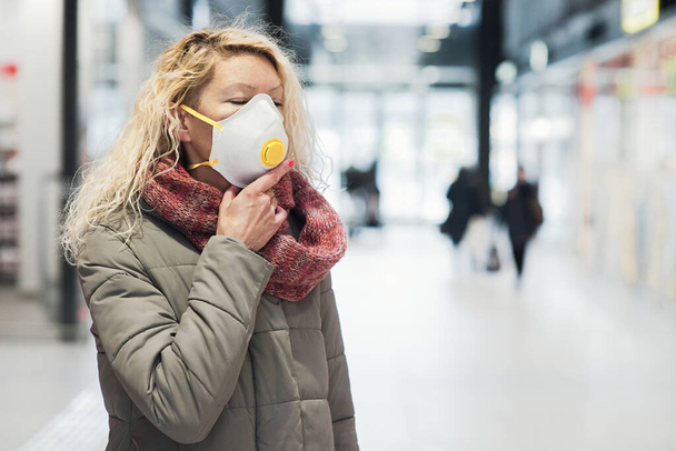 COVID-19 Пандемія Коронавірус Янг дівчина на вулицях міста, одягнена маска для захисту від поширення хвороби Коронавірусу 2019 року. Зв'язок молодої жінки з хірургічною маскою на обличчі - Фото, зображення