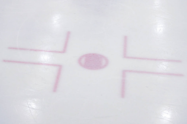 Хоккейный каток красная центральная линия. Фото сделано в Латвии
. - Фото, изображение