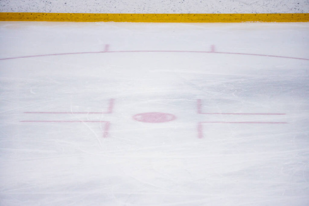 Jégkorong aréna jégpálya kék vonal és piros pont. Fénykép: Arena-Lettország. - Fotó, kép