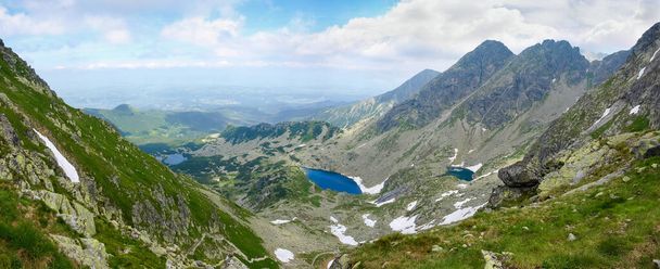 Dolina górska z kilkoma jeziorami otoczona skalistymi grzbietami w Tatrach, widok panoramiczny z grzbietu - Zdjęcie, obraz